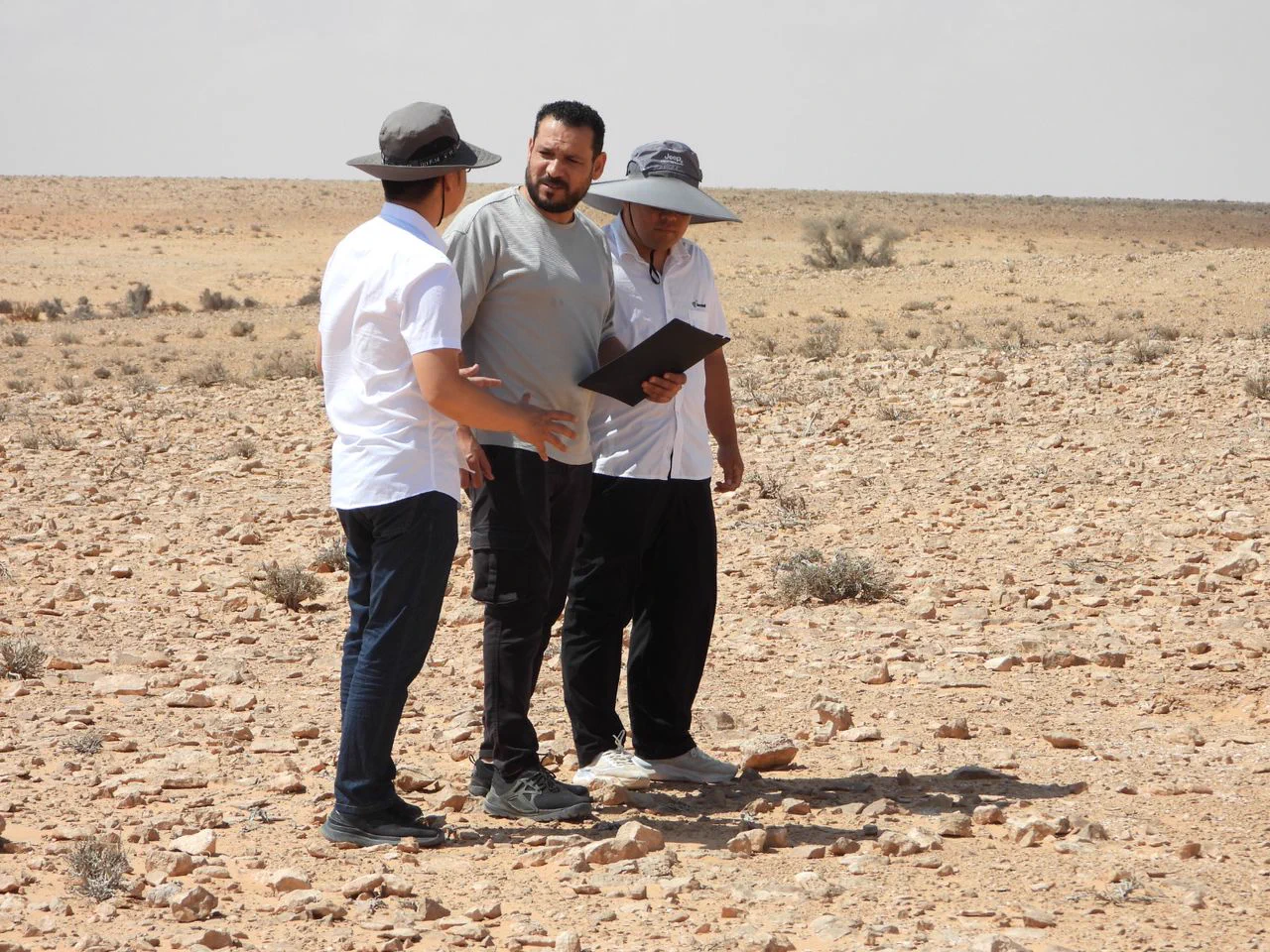 فريق ميداني يراجع بيانات موقع صحراوي